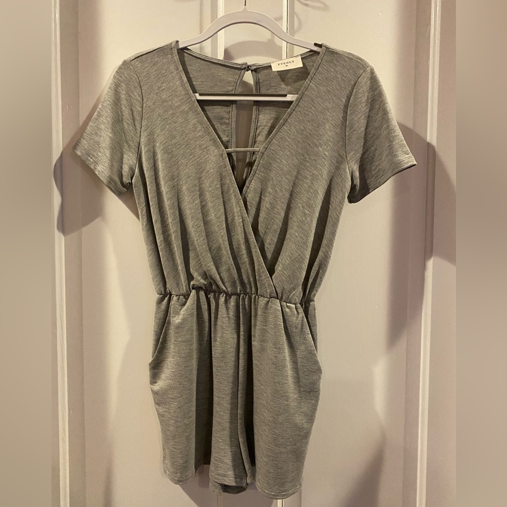 Everly Gray V-Neck Romper Size S